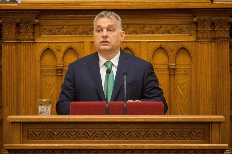 Orbán a parlamentben magyarázta a bizonyítványát