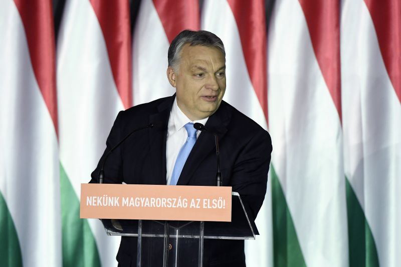 Orbán Varsóban ünnepli a május elsejét