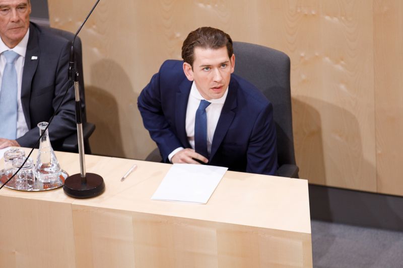 Kurz is belebukott a Strache-botrányba – szeptemberben választhat új kormányt Ausztria