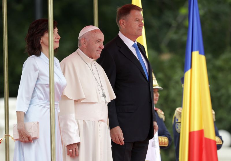 Már Romániában van Ferenc pápa
