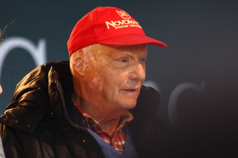 Így búcsúztatják a legendát – pályatársai viszik Lauda koporsóját