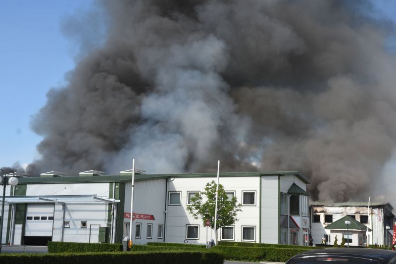 Gumigyár lángol Jászladányban, árad a koromfekete füst
