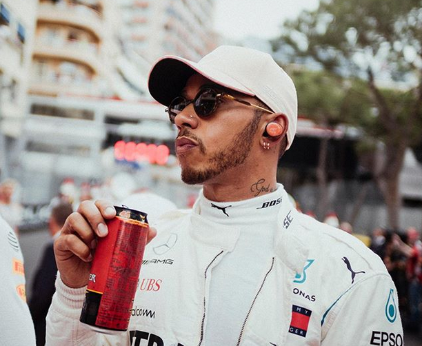 Lewis Hamilton indul az első helyről