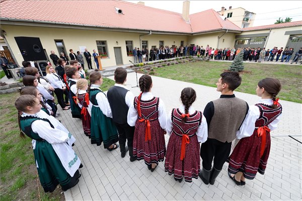 15 millió forintot adott a magyar kormány egy erdélyi iskola tankonyhájára