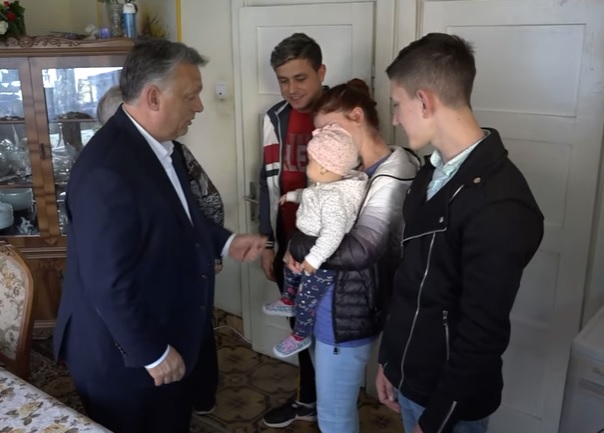 Virággal és puszikkal köszöntött egy erdélyi családot Orbán Viktor