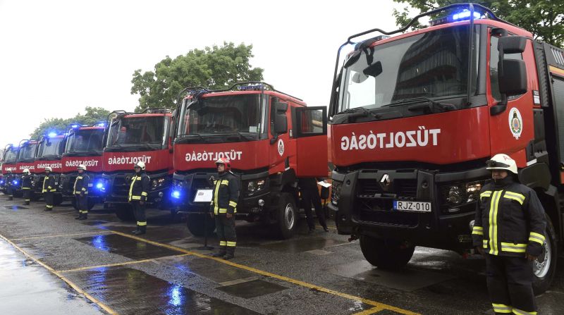 EU-s pénzből kapott új tűzoltóautókat a katasztrófavédelem