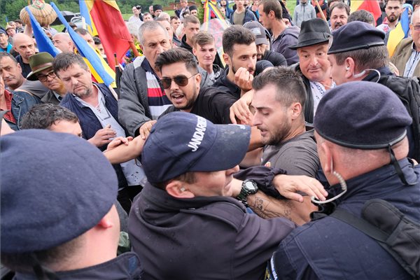 Nekiment a román belügyminiszternek az RMDSZ a temetői balhé miatt
