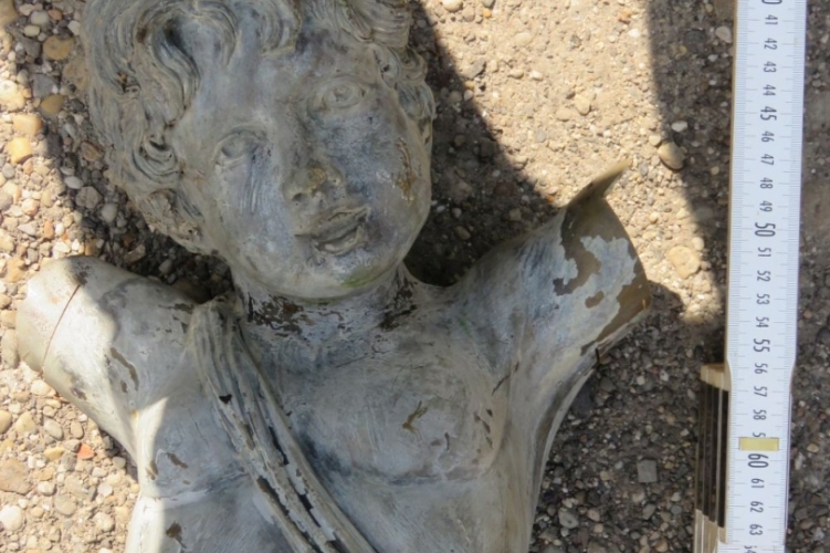 Ellopták az angyal szobrot az idősek otthona udvaráról, majd feldarabolták
