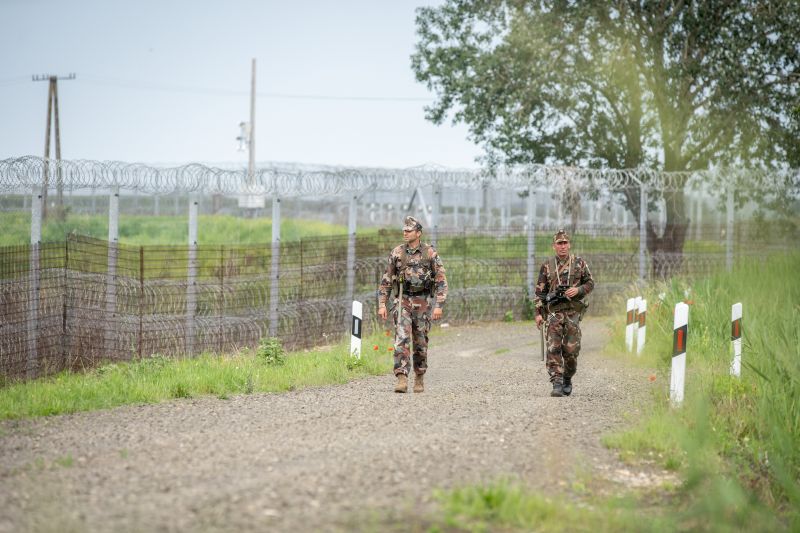 Németh Szilárd: a megnövekedett migrációs nyomás miatt ismét ezer honvéd vesz részt a déli határ védelmében