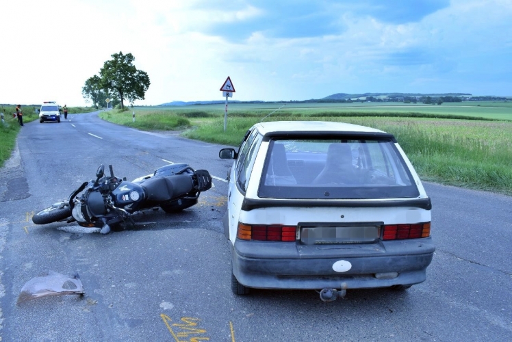 Motoros elé fordult autójával az idős nő Bakonypéterdnél – fotók