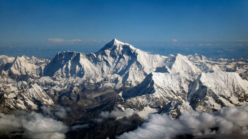 10 tonna szemetet szedtek össze a Mount Everesten