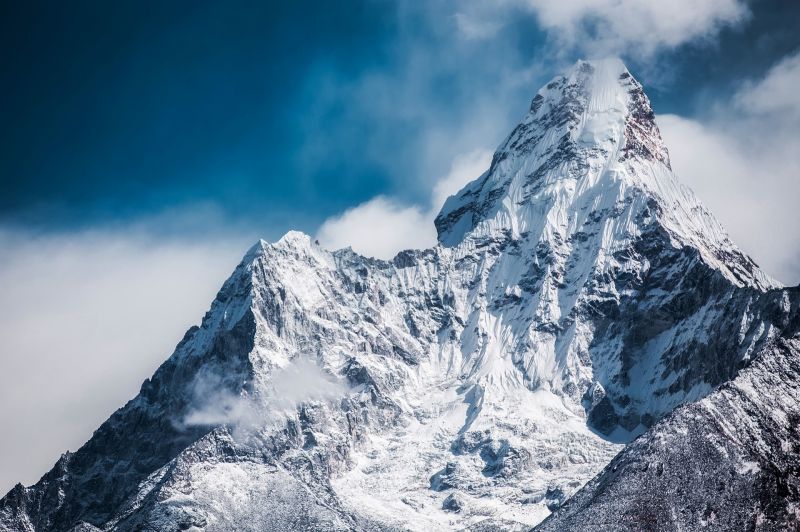 Egyedül, segítség nélkül hódítja meg a 8080 méteres csúcsot a magyar hegymászó