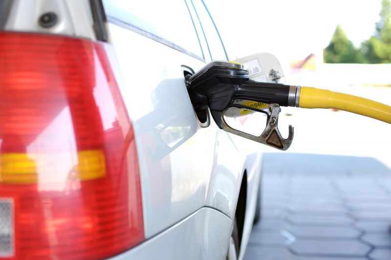 A benzin ára kilenc forinttal lett olcsóbb