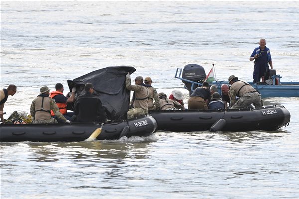 Felszínre hoztak egy holttestet a dunai hajóbaleset helyszínén