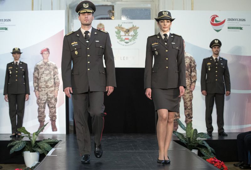 Fotók: megérkeztek az új katonai öltözékek