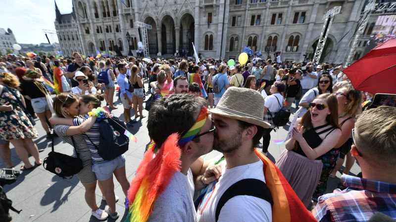 A parlament előtt is bulizott a Budapest Pride