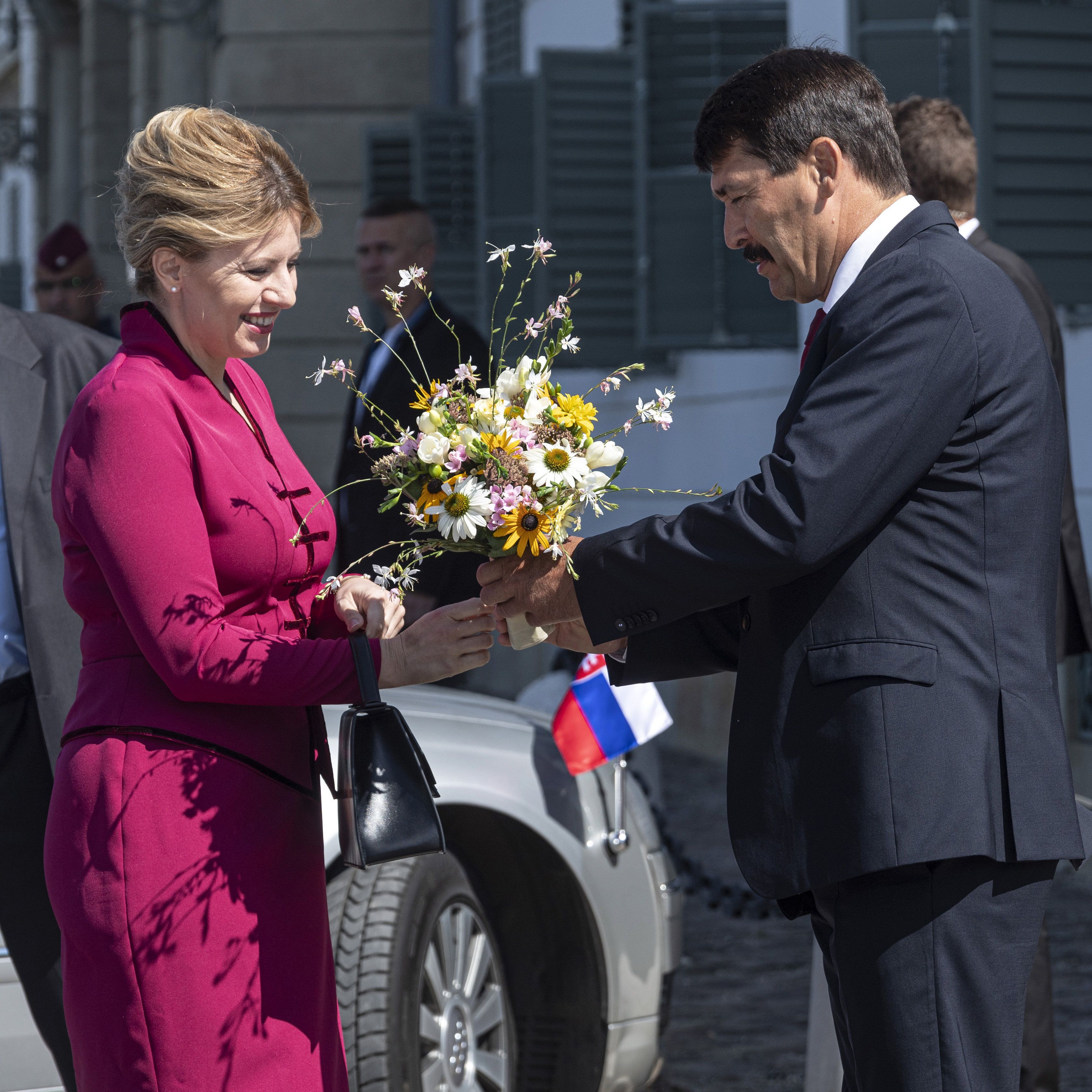 Ezzel a csokorral kedveskedett Áder János a szlovák elnökasszonynak