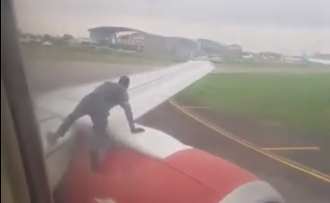 Elkeseredett vagy idióta: a repülő szárnyán akart kiszökni az országból – videó