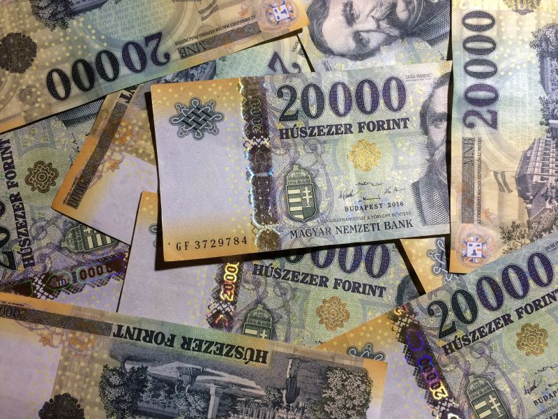 Egy euróért több mint 322 forintot kértek