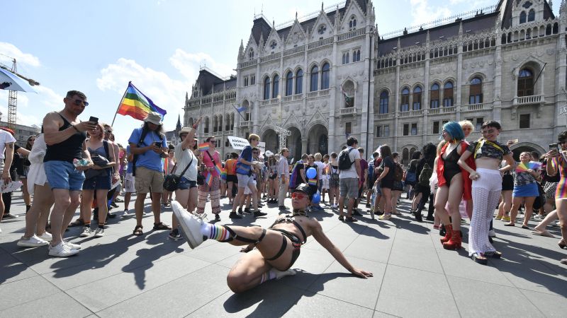A parlament előtt is bulizott a Budapest Pride