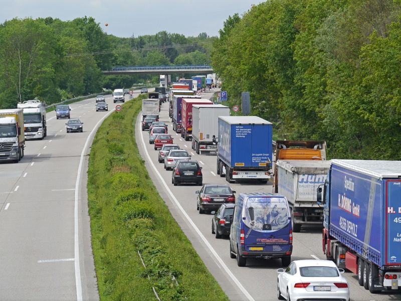 Útinform: balesetek miatt lassul a forgalom több helyen az országban