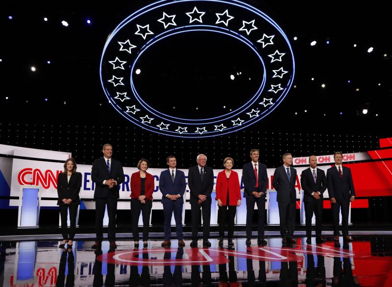 A demokrata elnökjelölt-aspiránsok újabb vitáján is főleg egymást bírálták a politikusok 