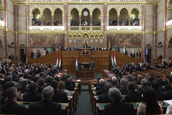 Milliós fizetést visz haza a magyar képviselő, aki 9 éve néma a parlamentben