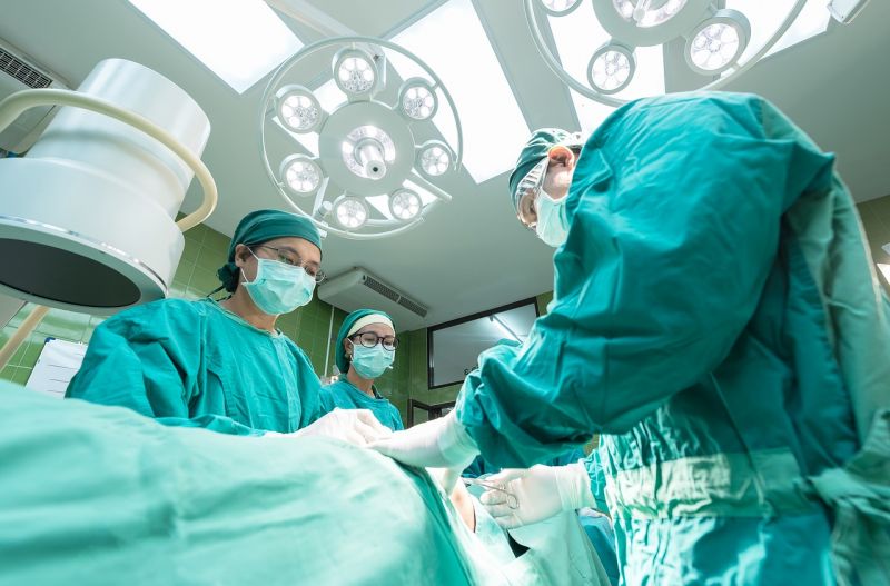 A kormány tétlen: rendkívüli felmondással fenyeget 68 baleseti sebész