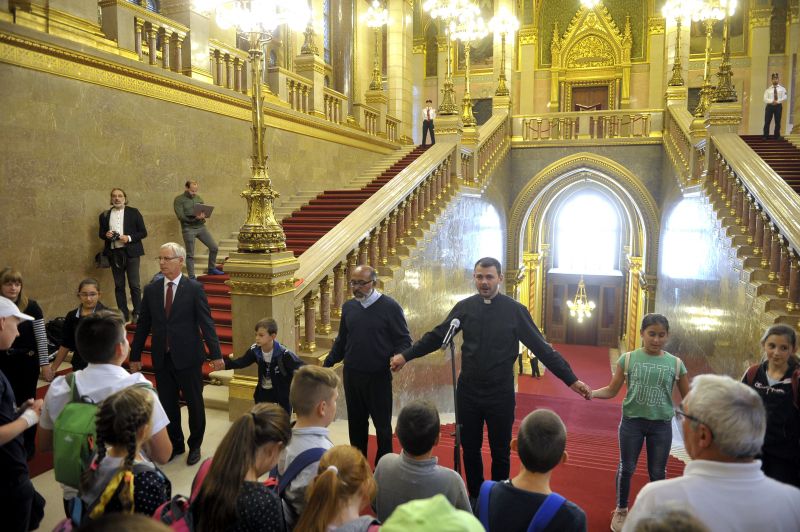 A "nemzet vezetőiért" kellett imádkoznia hatszáz gyereknek a parlamentben