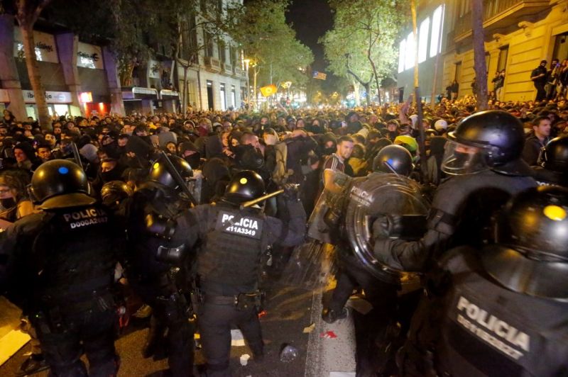 Rohamrendőröket küldtek a katalán tüntetőkre