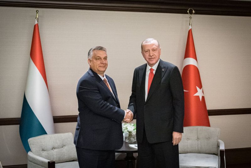 Az egész világ leállítaná Erdogant és a tömegmészárlást – Orbán inkább barátkozik vele