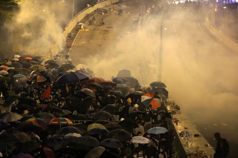 Hongkongi tüntetések: csaknem száz ember maradt továbbra is a műszaki egyetem kampuszán