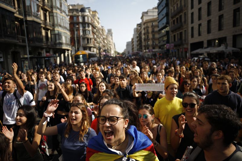 A katalánok vitatják, a spanyolok elfogadják a bíróság döntését