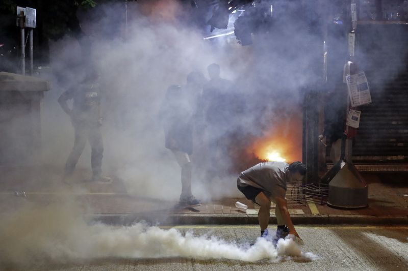 A rendőrség könnygázt és paprikasprayt vetett be a demonstrálók ellen Hongkongban