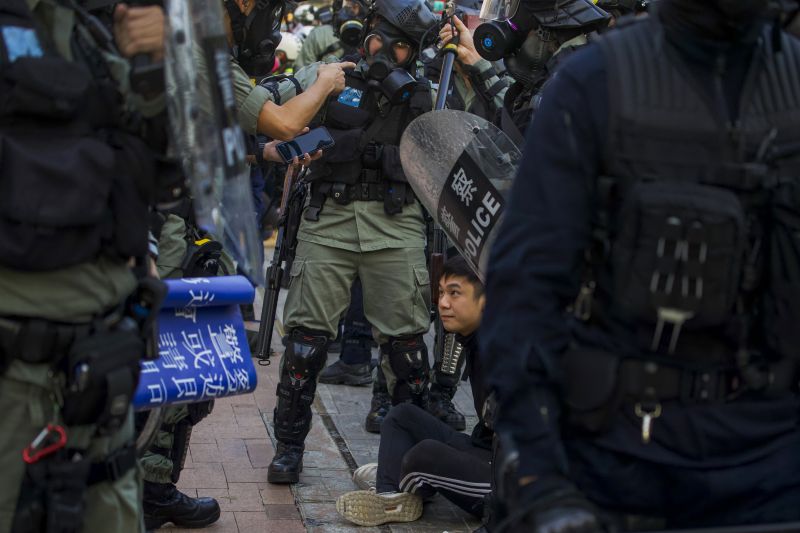 Ismét tízezrek vonultak utcára, több összecsapás is volt Hongkongban