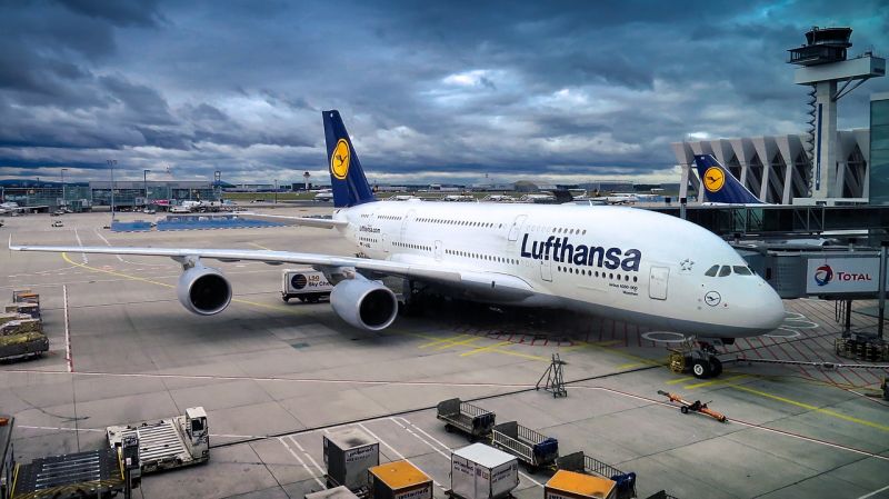 Elkezdődött a Lufthansa légiutas-kísérőinek 48 órás sztrájkja