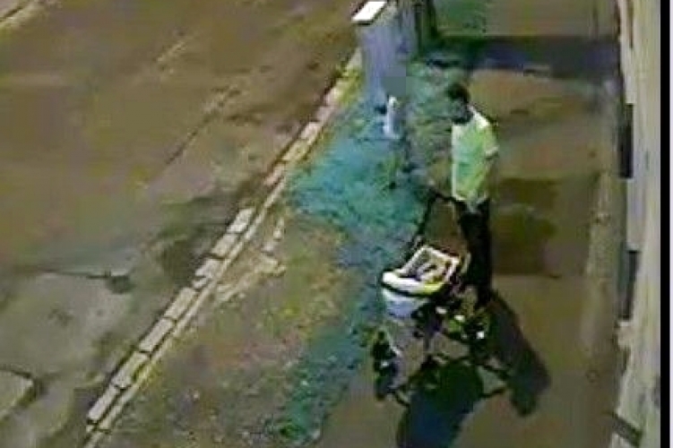 Egy babakocsis győri férfi egy gyerekkel lopatott el egy táskát a nyílt utcán – fotó