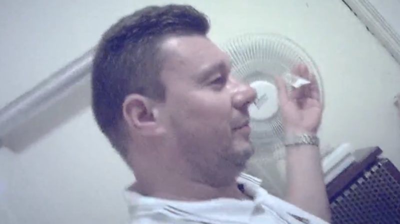 Hír TV: közpénzek ellopásáról beszél egy kispesti MSZP-s, gyanús fehér por is van a felvételen