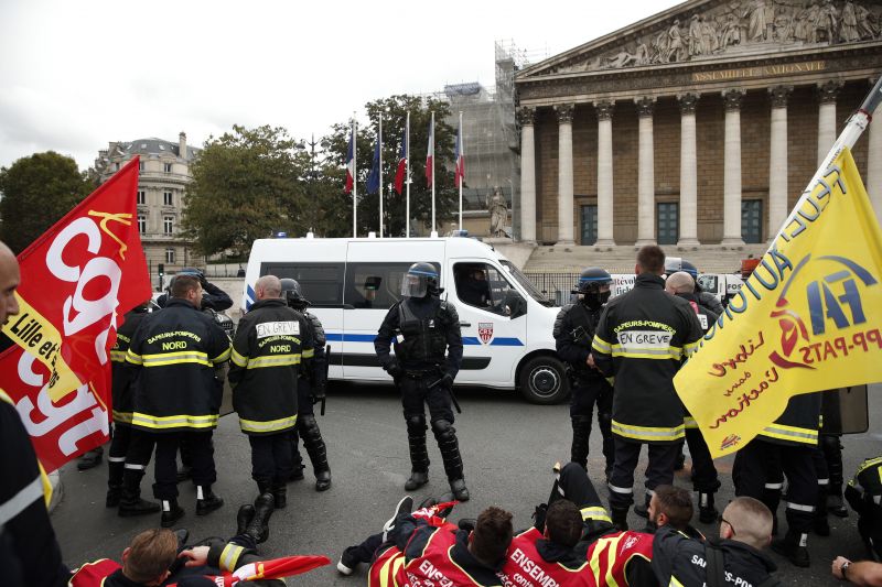 Tűzoltók csaptak össze rendőrökkel a jobb munkakörülményekért szervezett tüntetésen Párizsban – videó