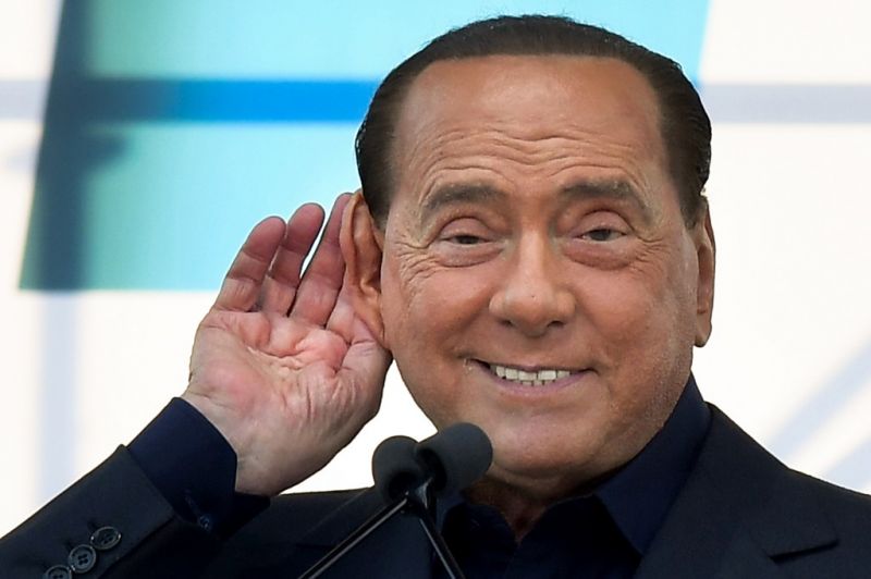 Szelfizés közben sérült meg Berlusconi