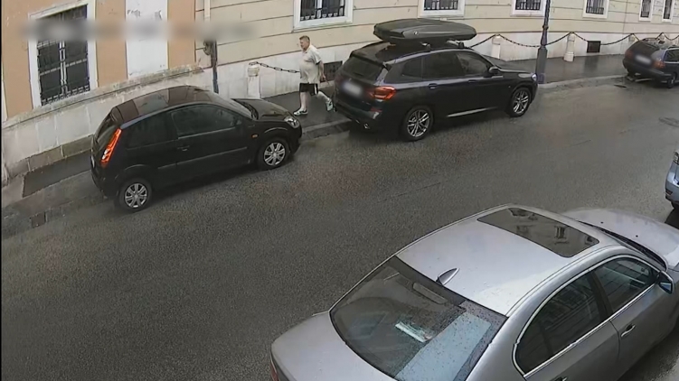 Alaposan körbenézett, összekarcolt egy kocsit Budapesten – de a kamerát nem vette észre