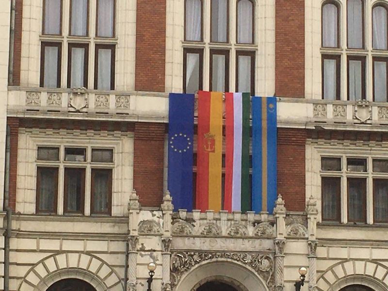 Kiakadt a volt újpesti polgármester, mert a székely mellé kikerült az EU-s zászló is a városházára