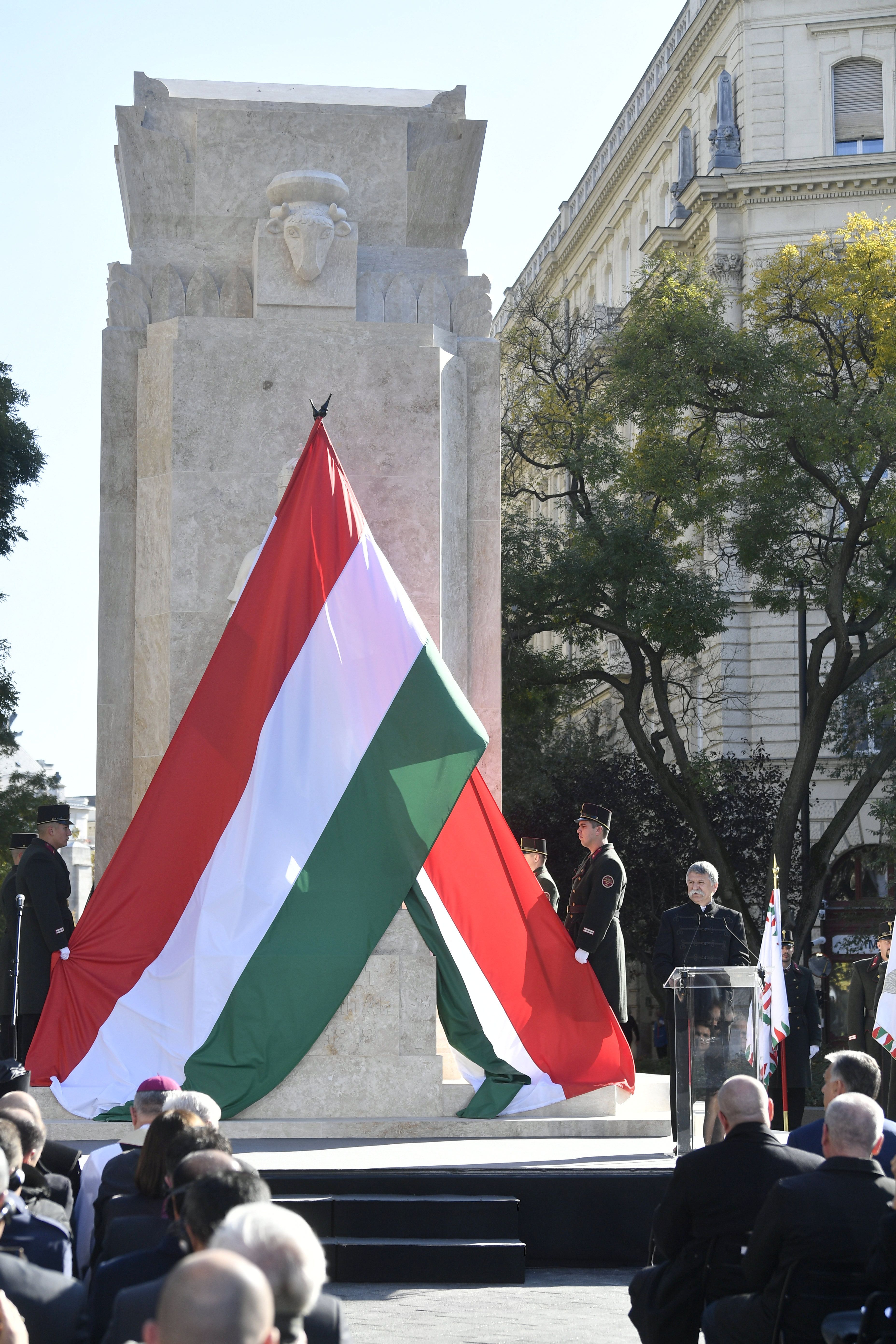 Félárbócra engedték a magyar zászlót