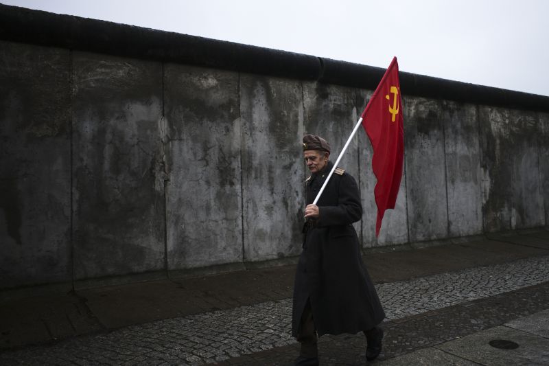 Listázta a kormány, kivel emlékezzenek a nagykövetségek a berlini falra