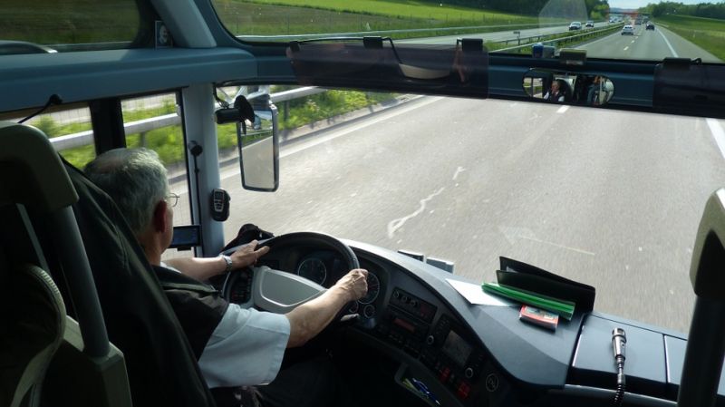 Magyarország egyik legveszélyesebb útján mobilozott a buszsofőr – halálfélelme volt az utasoknak