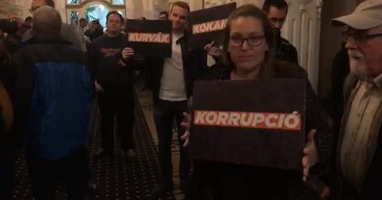 "Add ide a didit!" – énekelve várják Borkai Zsoltot a győri Városházánál