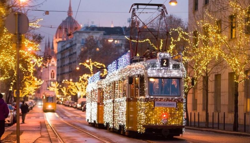 Elindult az adventi fényvillamos Budapesten
