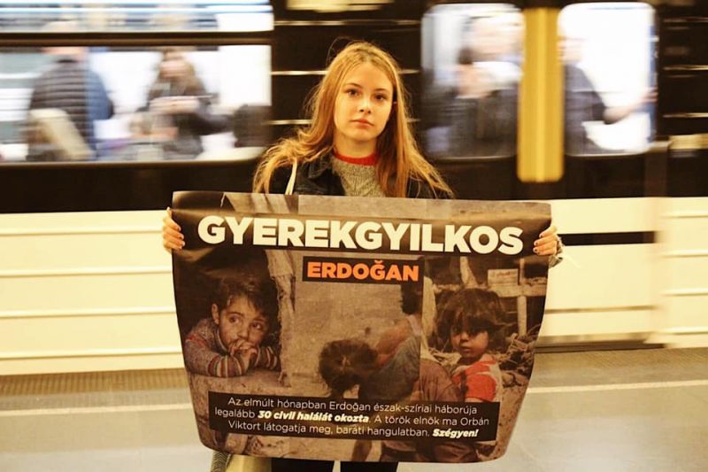"Gyerekgyilkos!" – így fogadták Erdogant az ellenzékiek