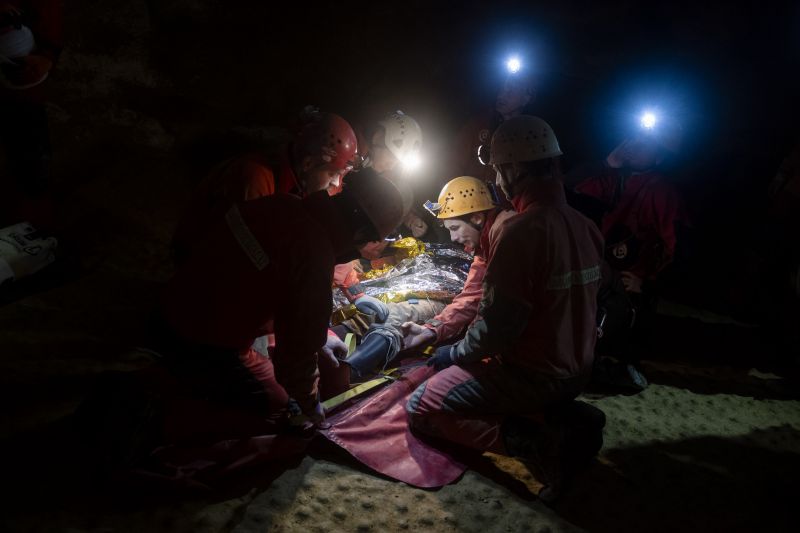 Megsérült egy nő a Mátyás-hegyi-barlangban, barlangi mentők hozták a felszínre