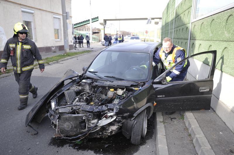 Ház falának ütközött egy autó Budapesten, a sofőr kiesett a járműből